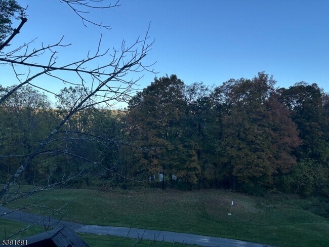 Foto del edificio - 2 Falkenstein Dr