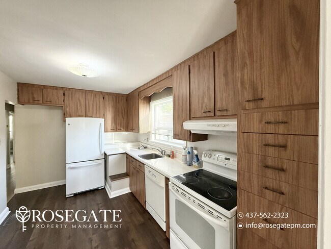 Photo du bâtiment - Spacious 3-Bedroom Main-Level Home with Parking, Balcony & Backyard in Scarborough