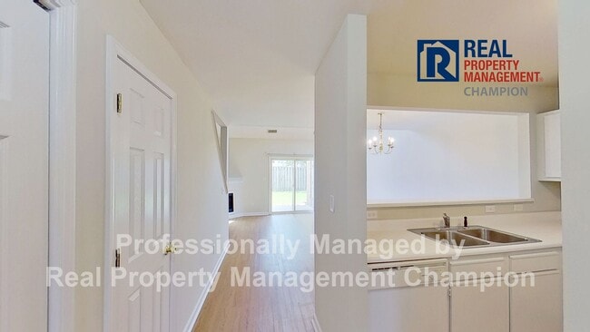 Building Photo - Immaculate Townhome near Monkey Junction