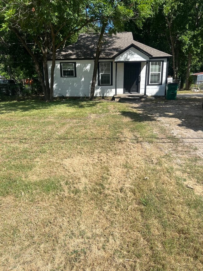 Building Photo - 3724 Memorial Dr
