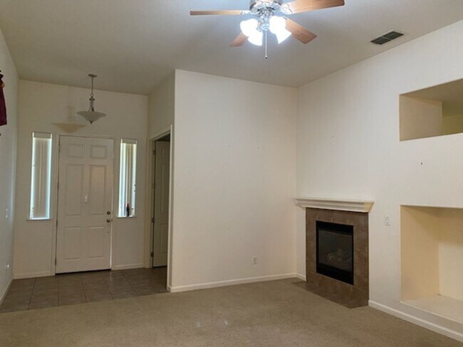 Building Photo - LIVE OAK 3bd 2bath