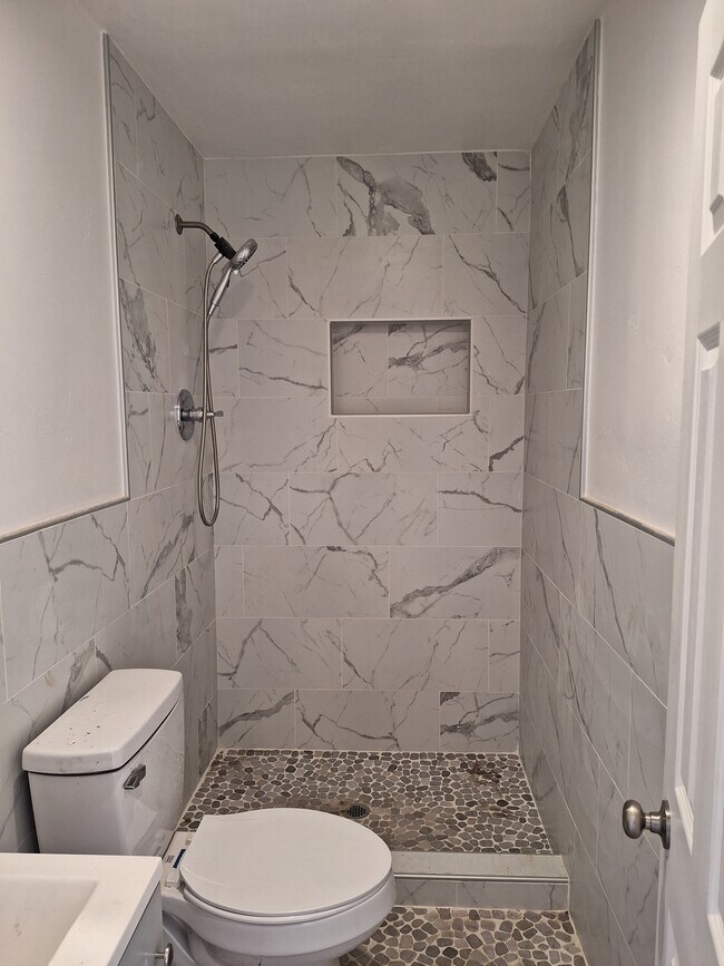 baño - 4639 N 3rd Ave