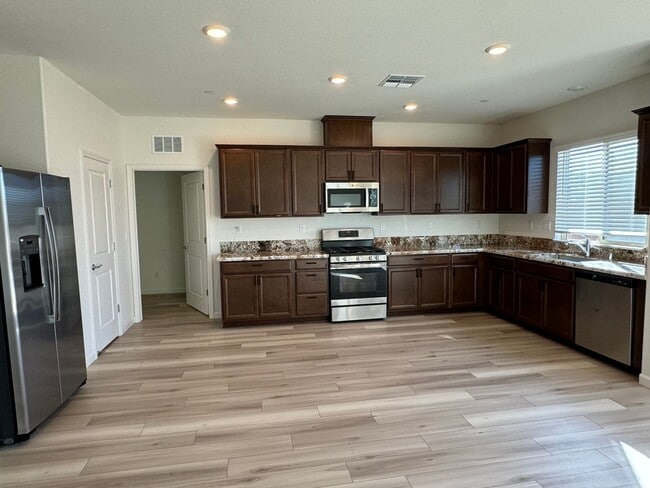 Building Photo - Solar home with separate suite