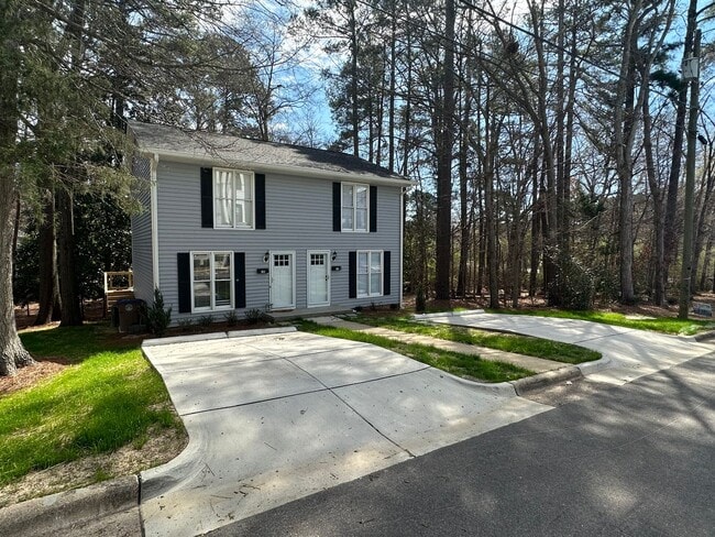 Building Photo - Fully Renovated Townhome - Downtown Wake Forest!