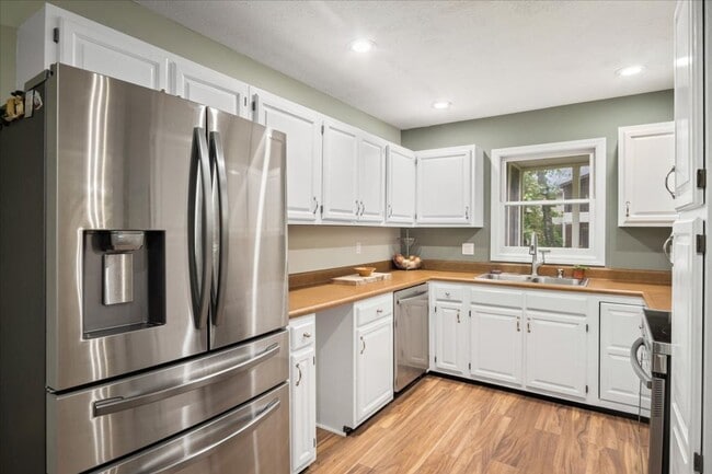 Building Photo - Knoxville 37923 - Available Now - Lovely C...