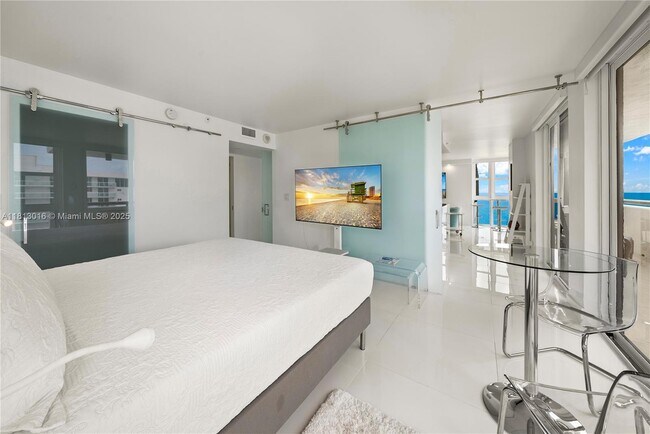 Building Photo - 2555 Collins Ave