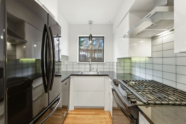 Foto del edificio - Beautiful 5-bed, 3.5 bath townhome steps from hiking trails and West Pearl St