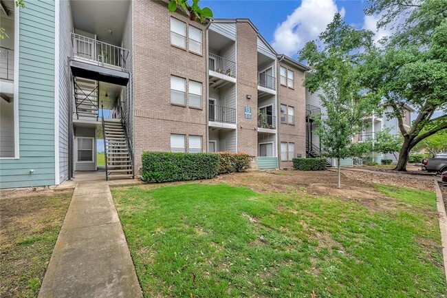 Building Photo - Updated One Bedroom Apartment