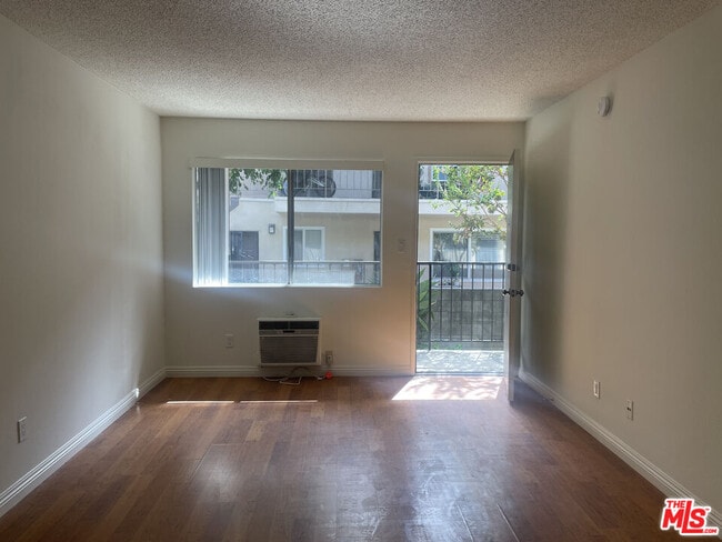 Foto del edificio - 1247 N Virgil Ave
