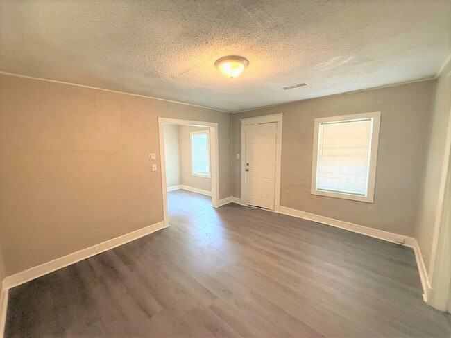 Building Photo - Reduced rent ~ Charming 3BR Memphis Home with Bright Living Space & Backyard Retreat
