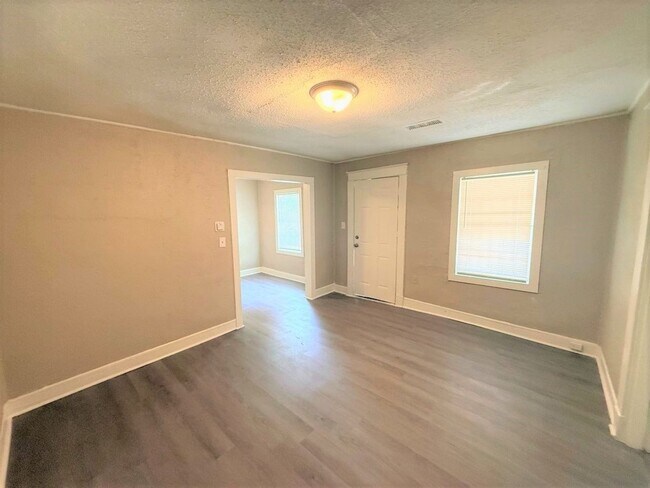 Foto del edificio - Reduced rent ~ Charming 3BR Memphis Home with Bright Living Space & Backyard Retreat