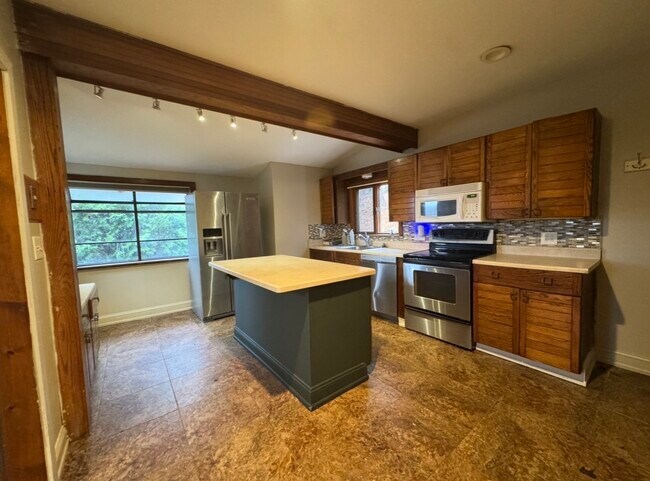 Foto del edificio - 13 Wawecus Hill Rd