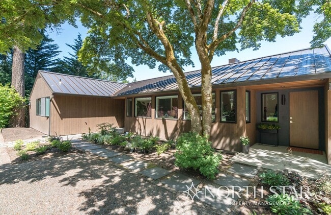 Building Photo - Perfectly located Lake Oswego Mid-century ...