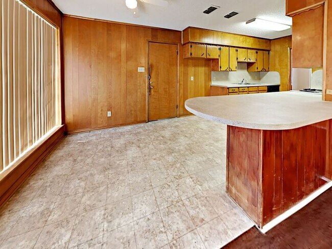 Building Photo - No App Fee. 1 Month Free with 14 month lea...