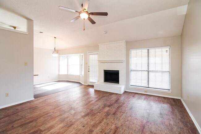 Building Photo - 2506 Arapaho Dr