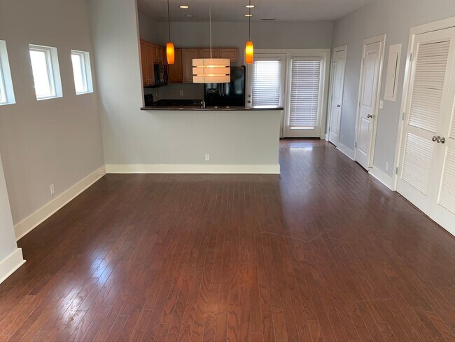 Foto del edificio - 2 Bedroom, 2.5 Bath 3 Story Condo with Bon...