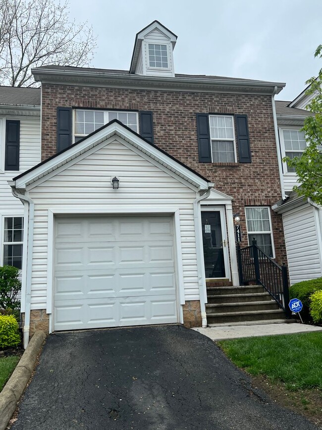 Building Photo - Beautiful Worthington Townhome!!