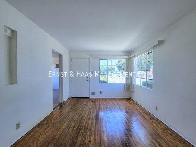 Building Photo - Lovely 2 Bedroom Duplex  Unit with 1 Car G...