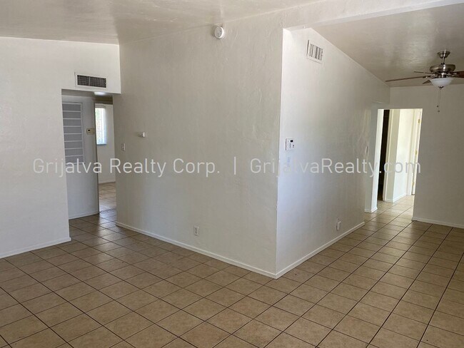 Photo - 1415 E Elm St Apartment
