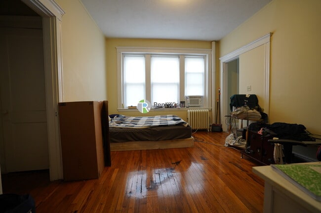 Building Photo - 220 Kelton St