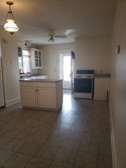 Building Photo - 2 bed, 1.5 bath duplex located in the hear...