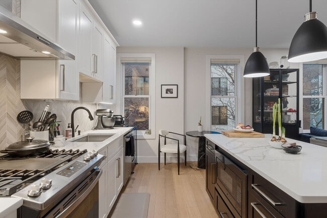 Building Photo - 320 Maverick St