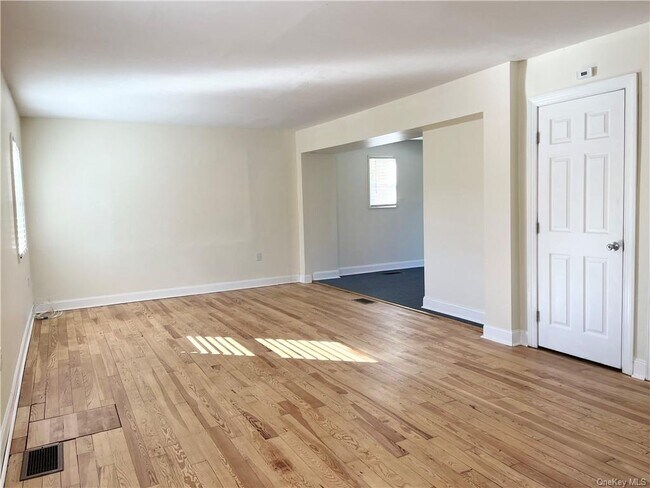 Building Photo - 1358 Kings Hwy