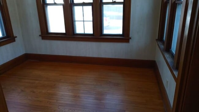 Building Photo - 3 Bedroom 2 Bathroom 2 Stall Detached Garage