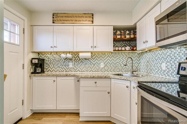 Foto del edificio - 7187 Silver Lake Rd