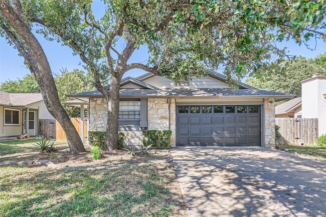 Foto del edificio - Charming 3/2/2 with Private Fenced Backyard!