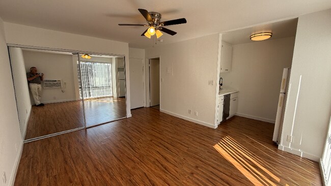 Foto del edificio - 7044 Hawthorn Ave