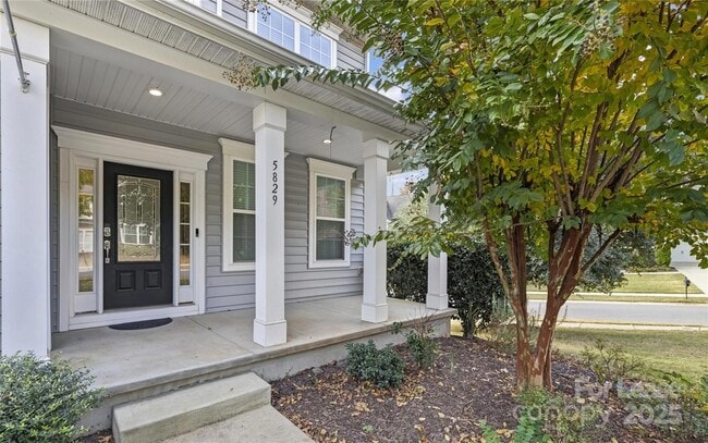 Foto del edificio - 5829 Dinsmore Ln