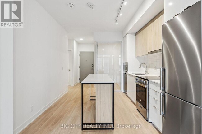 Photo du bâtiment - 30 Upper Mall Wy