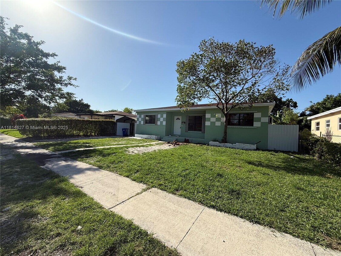 Primary Photo - 1141 NE 154th Ter