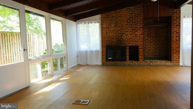 Foto del edificio - 3333 Hemlock Dr