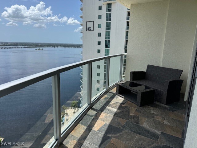 Building Photo - 3000 Oasis Grand Blvd