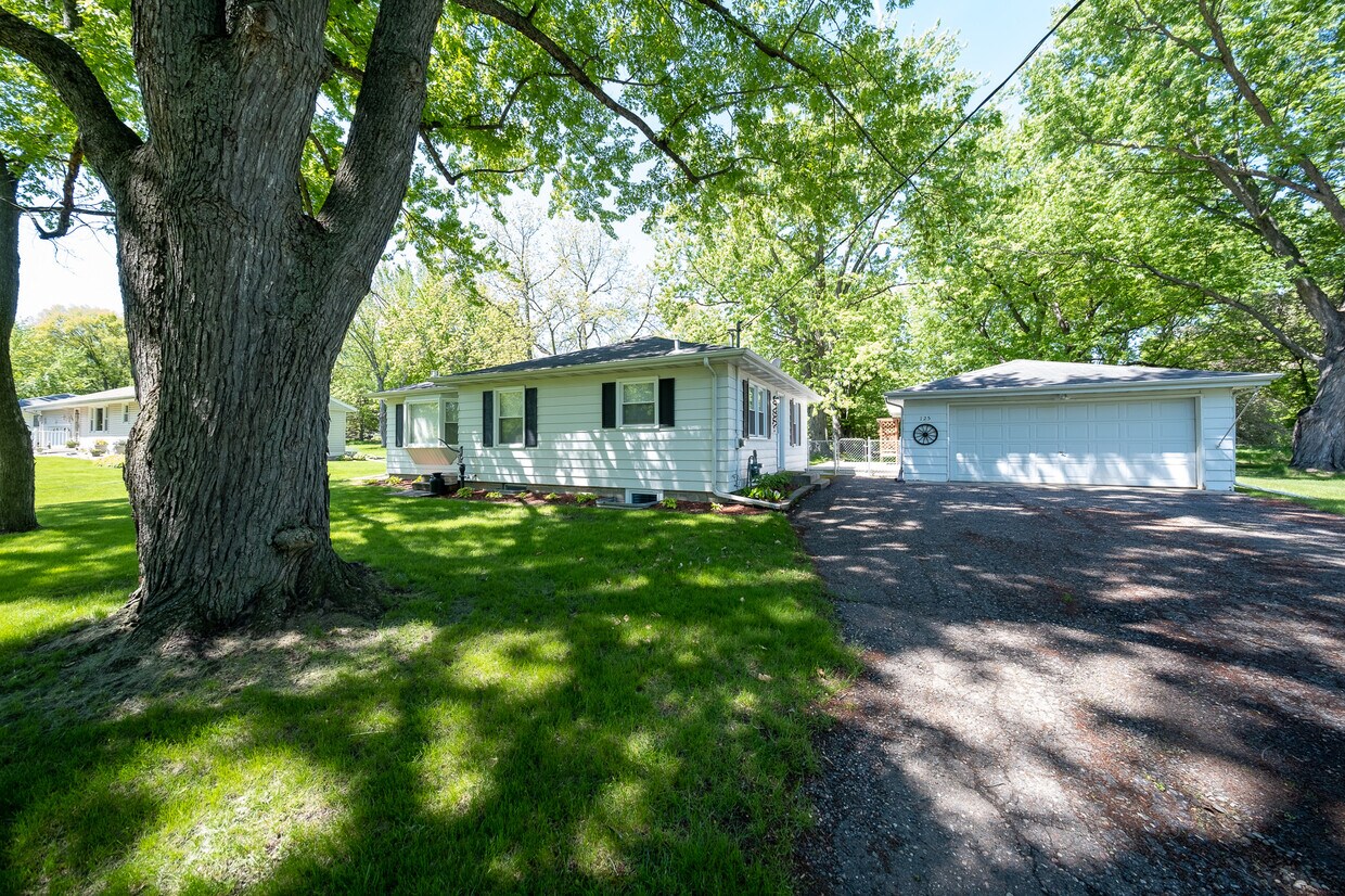 Primary Photo - 125 Hackberry Hill