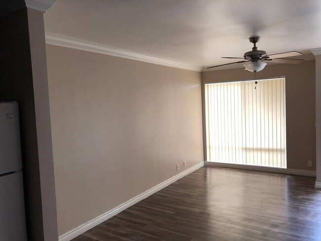 Building Photo - 3 BD 1 Full Bath Remodeled Upstairs Condo