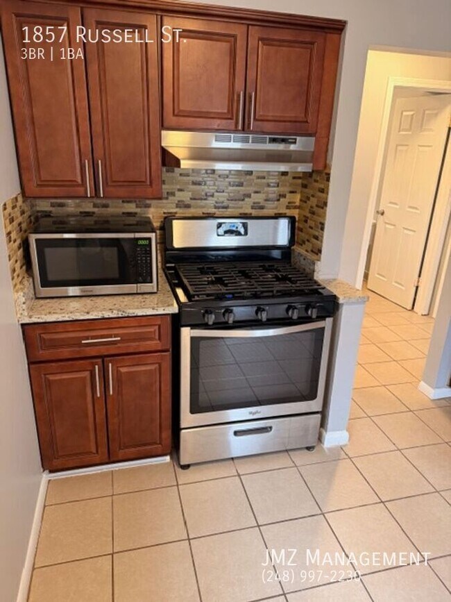 Foto del edificio - 1857 Russell Ave