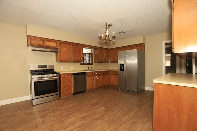 Building Photo - 103 E Meadow Ln