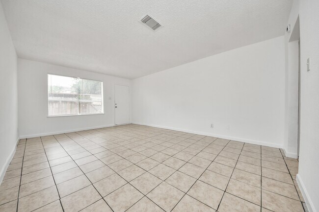 Foto del edificio - 15534 Weldon Dr