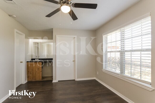 Building Photo - 3818 Rosemont Dr
