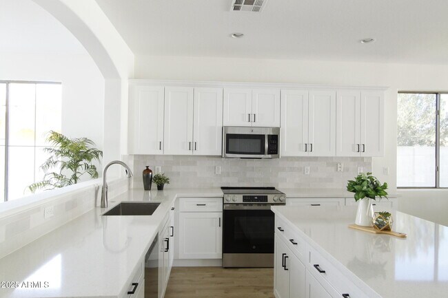 Foto del edificio - 1236 E Nightingale Ln
