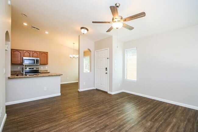 Building Photo - 992 E Saddle Way