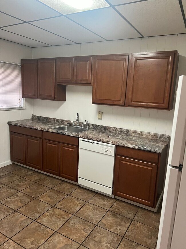 Foto del edificio - 4 bedroom house 2 bathrooms