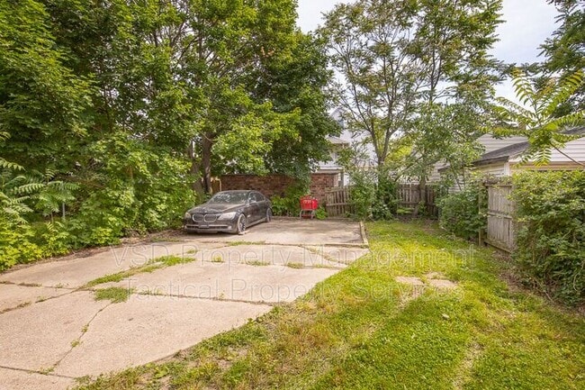 Building Photo - 6924 Claasen Ave