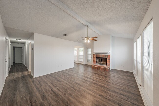 Foto del edificio - 3 bedroom 2 bath with large fenced backyard