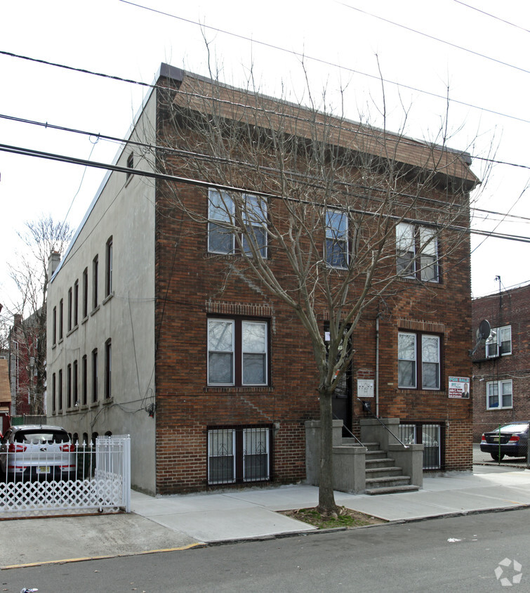 Building Photo - 293-295 Lake St