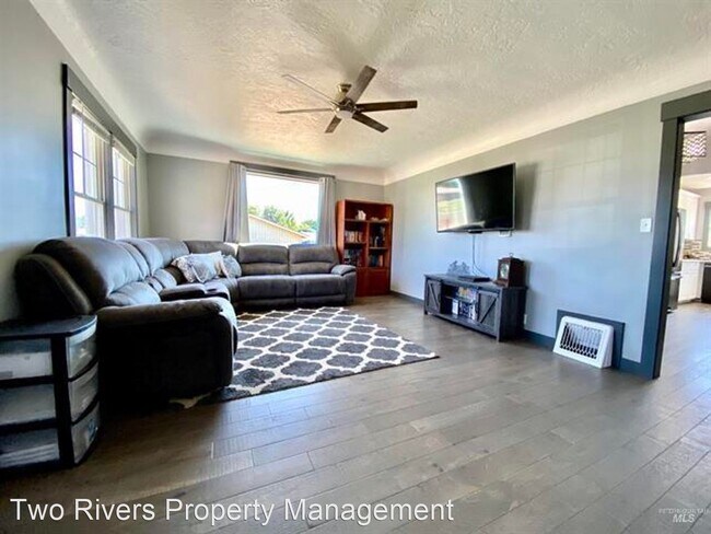Building Photo - 3 br, 2 bath House - 1325 W 7th St