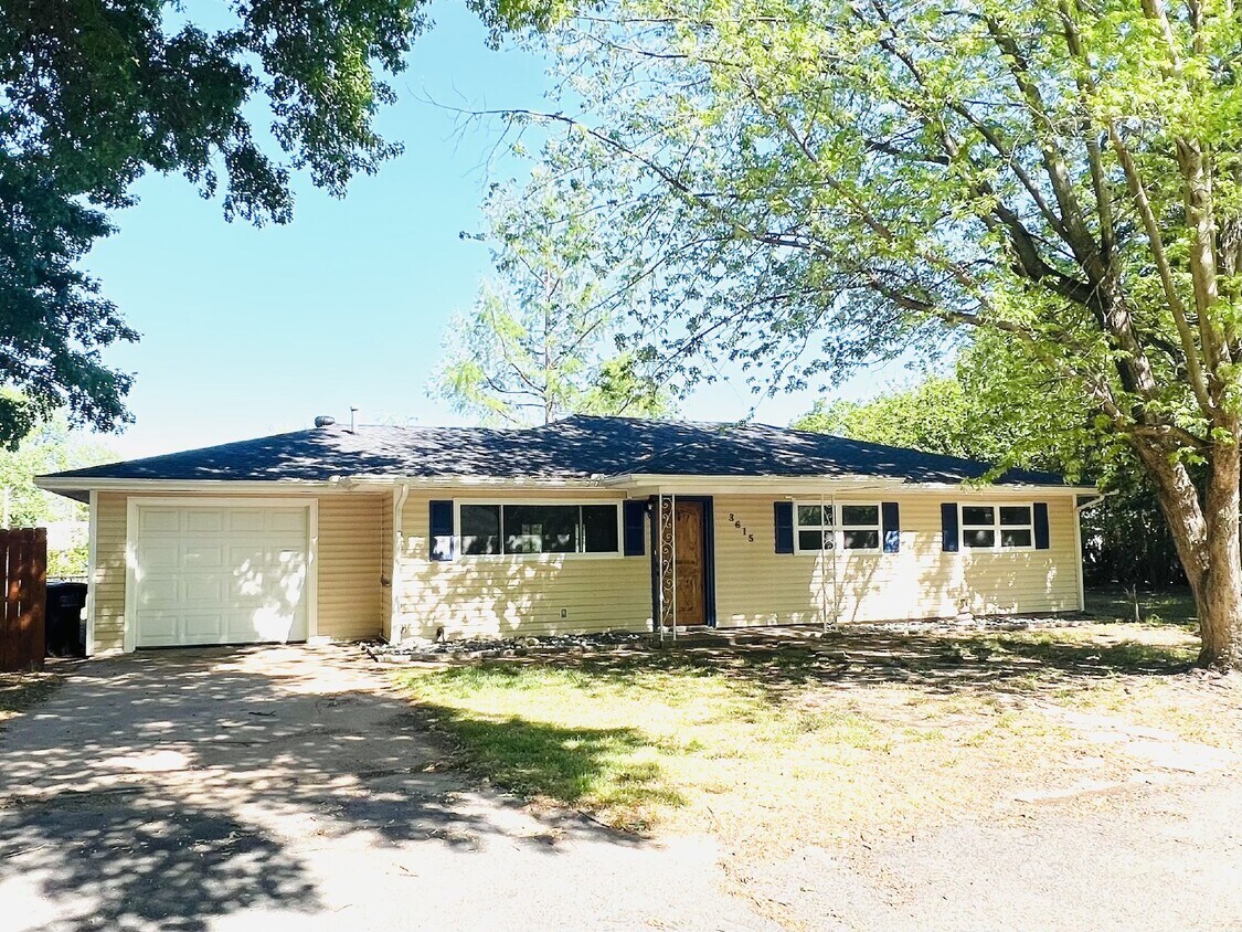 Primary Photo - Beautiful 3 bedroom home in Chisolm School...